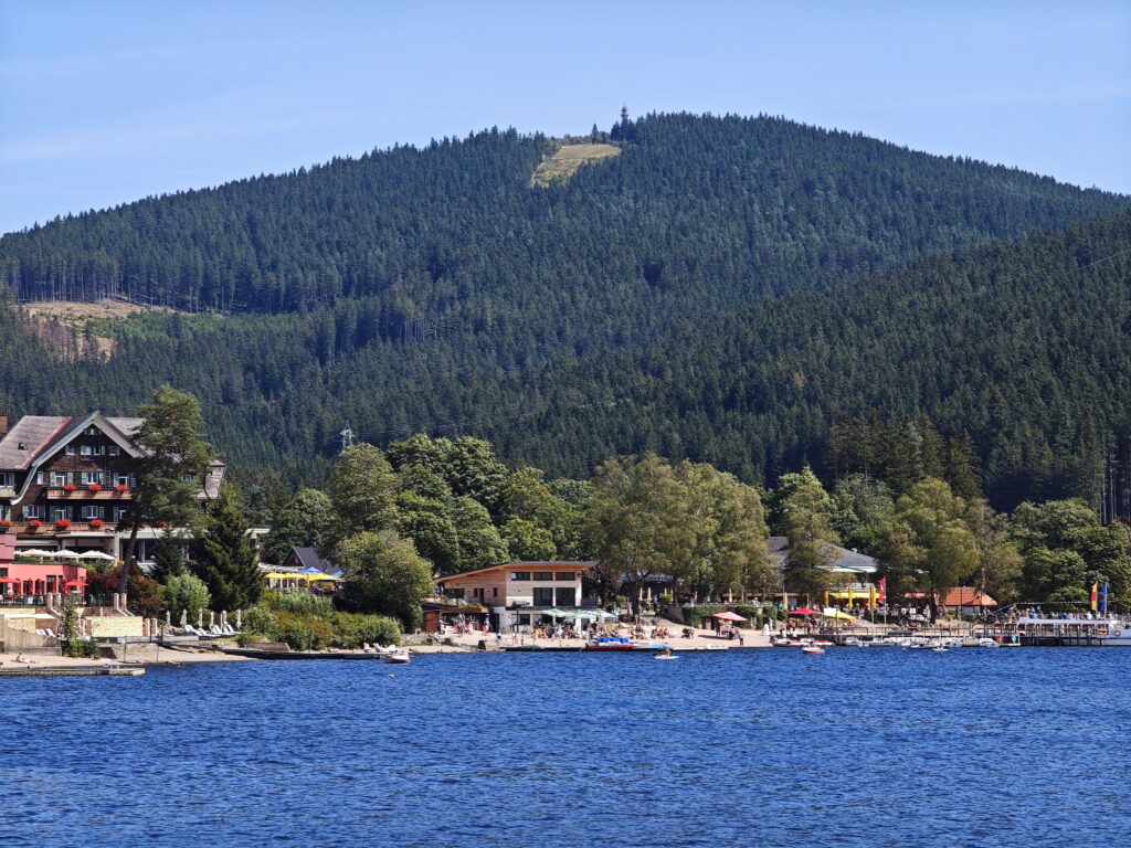 Bekannte Reiseziele Deutschland: Der Titisee mit dem gleichnamigen Ort 