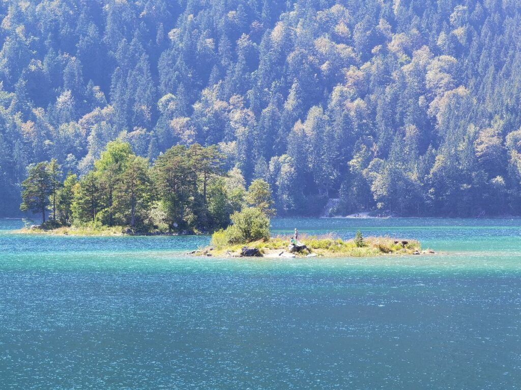 Rund um das Estergebirge findest du diese traumhaften Seen - wie hier den Eibsee